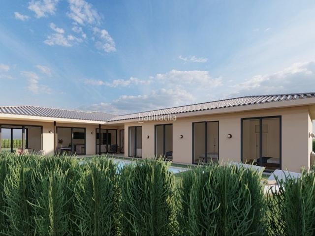 Casa en venta en Navata. Obra nueva en golf de torremirona. Casas.