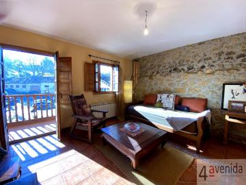 Casa en venta en Nava. Casa en Nava 4 plantas, dos viviendas independientes, sala de reuniones y garaje. Casas.