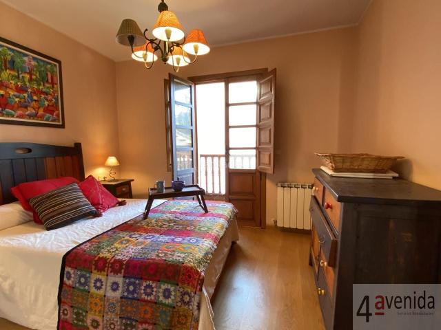 Casa en venta en Nava. Casa en Nava 4 plantas, dos viviendas independientes, sala de reuniones y garaje. Casas.