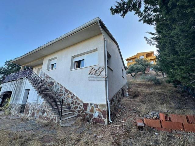 Casa en venta en Navahermosa. SE VENDE CHALET INDEPENDIENTE EN LA URB RIO CEDENA. Casas.