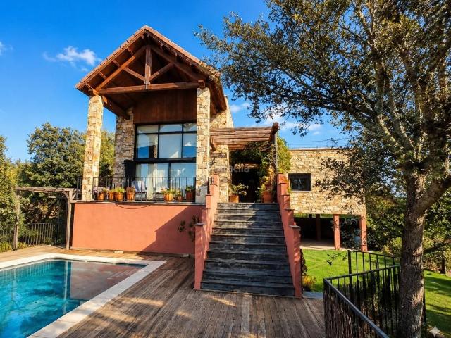 Casa en venta en Navalafuente. Villa de Autor en Navalafuente Piedra y Madera Bosque Privado 1.650m2 Sierra Norte. Casas.
