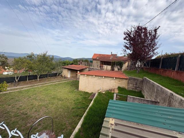 Casa en venta en Neves As. Casa de piedra, planta baja, con 3 dormitorios y 2 baños, garaje y almacén. Parcela 711m2. Casas Neves.