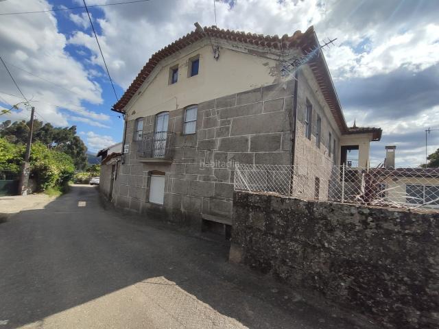 Casa en venta en Neves As. Gran propiedad con casa de piedra de 257m2 con 5 dormitorios y 2 baños, y a mayores con una casa de campo, gran alpendre y varios. Casas Neves.