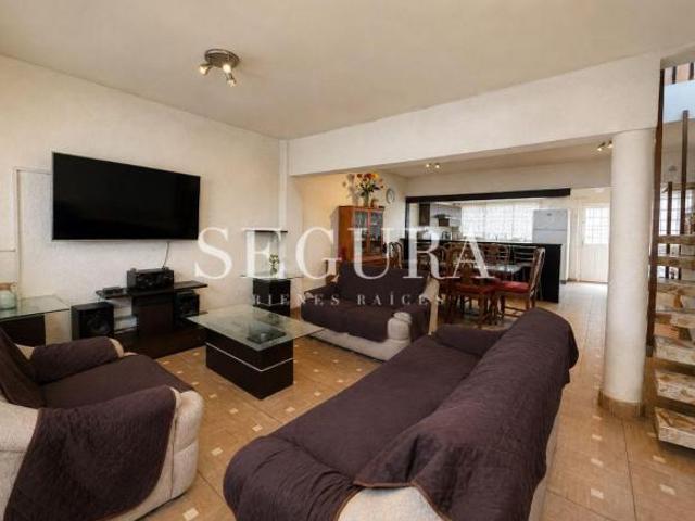 Casa en Venta en Nezahualcóyotl | Amplios Espacios, Patio y Potencial para Roof Garden