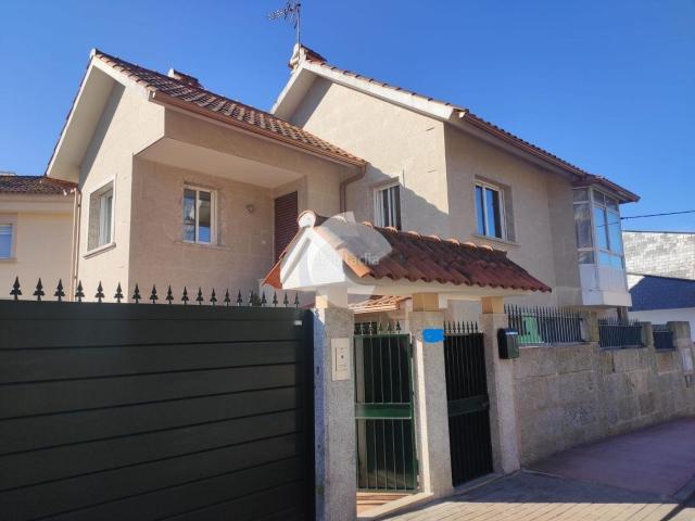 Casa en venta en Nigrán, Panxón. Tu refugio junto al mar en PanxónImagina despertar a un paso del puerto y la playa, en un chalet independiente rodeado de paz. Est. Casas.
