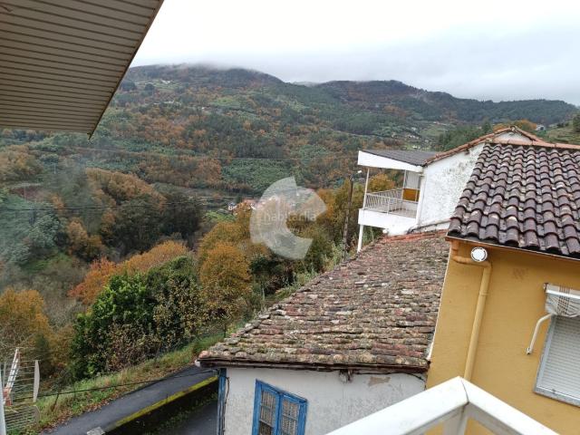 Casa en venta en Nogueira de Ramuín. Casa en la zona de Nogueira de Ramuin. Planta baja con garaje, bodega y aseo 1era planta con 3 dormitorios, baño, salón con balcón. Casas Nogueira de.