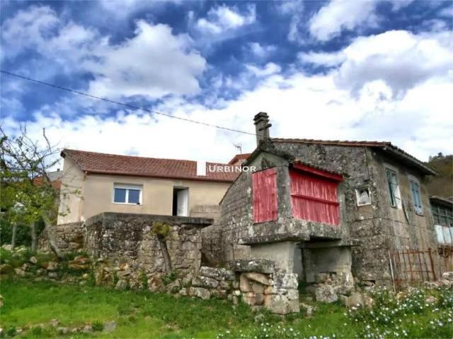 Casa en venta en Nogueira de Ramuín. CASA rústica, parcialmente reformada, zona ARMARIZ. Ribeira Sacra. Casas Nogueira de.