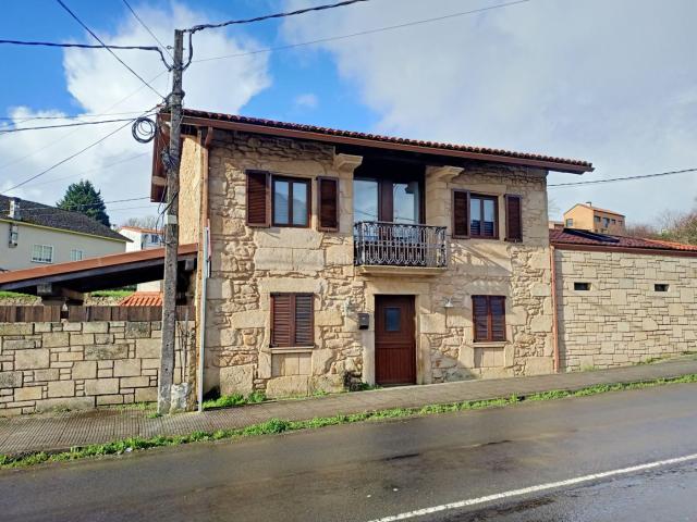 Casa en venta en Noia. Casa de piedra a dos minutos del centro urbano de Noia. Casas.