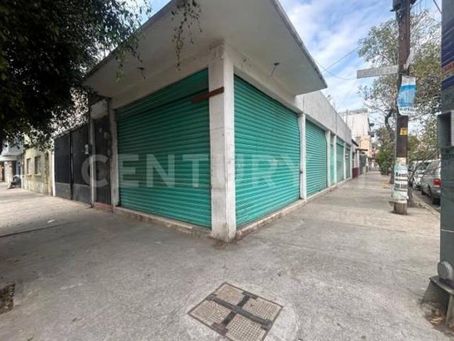 Casa con 4 locales comerciales anexos, a 660 m de Terminal 1 AICM