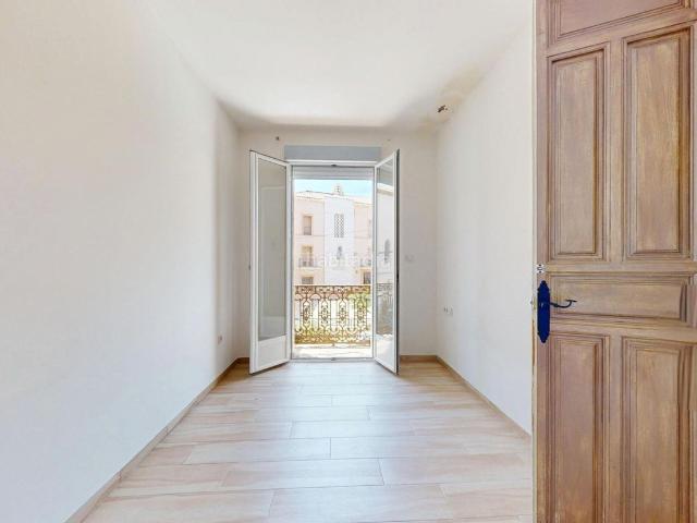 Casa en venta en Novelda. SE VENDE AMPLIA CASA, TOTALMENTE REFORMADA EN AVENIDA REYES CATÓLICOS, NOVELDA. Casas.