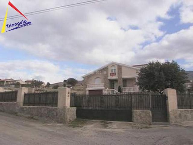 Casa en venta en Otero de Herreros. OTERO DE HERREROS. Ofrecemos chalet individual de 500 m2 con 1500 m2 de parcela. El chalet se alza en 2 alturas y cuenta en la pri. Casas Otero de.