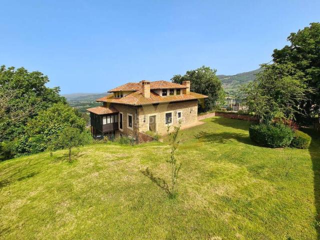 Casa en venta en Oviedo, Buenavista. Propiedad única a un paseo del centro de Oviedo. Casas.