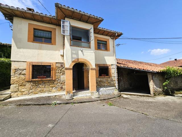 Casa en venta en Oviedo, Parroquias Sur La Manjoya. CASA CON CUADRA EN SANTIANES, A 1 KM. DE INFIESTO. Casas.