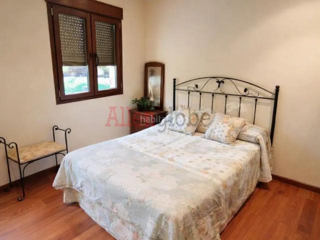Casa en venta en Oviedo, Parroquias Sur La Manjoya. Venta de edificación unifamiliar, parcela y edificación auxiliar. Casas.