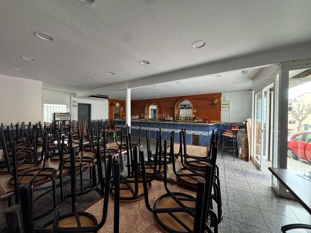 Casa en venta en Òdena. Oportunidad Única en Òdena Vivienda en planta baja, actualmente bar, con patio y posibilidad de remontar. Casas.