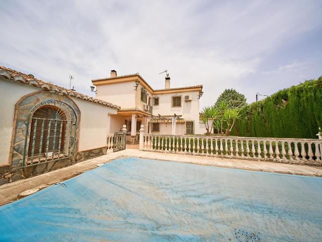 Casa en venta en Ogíjares. Chalet Independiente con piscina en Ogijares. Casas.