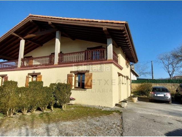 Casa en venta en Oiartzun. OPORTUNIDAD! Preciosa villa en el barrio de Gurutze. Casas.