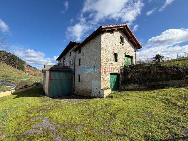Casa en venta en Olaberria. Casa pareada con terreno, gran desván, garaje y anexos lista para entrar a vivir. Casas.
