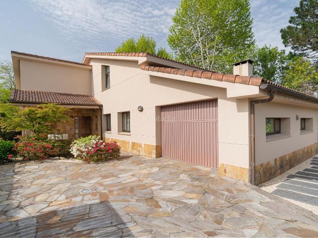 Casa en venta en Oleiros, Oleiros Pueblo. Chalet independiente en venta en Oleiros con piscina privada y jardín. Casas.