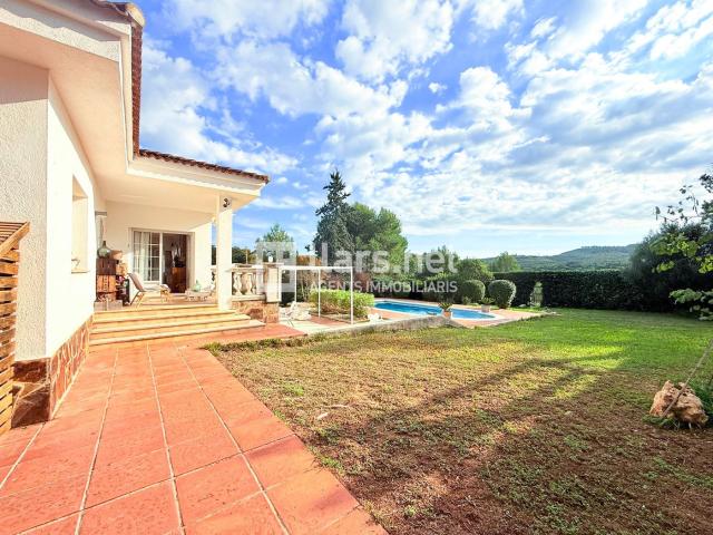 Casa en venta en Olèrdola. Casa independent de 303 m² amb una parcel·la de més de 1.500 m² i piscina. Casas.