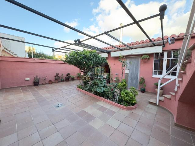 Casa en venta en Olèrdola. Encantadora casa familiar con dos viviendas y espacio exterior en Moja, Olerdola. Casas.