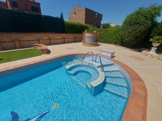 Casa en venta en Olèrdola. Espectacular casa con piscina. Casas.