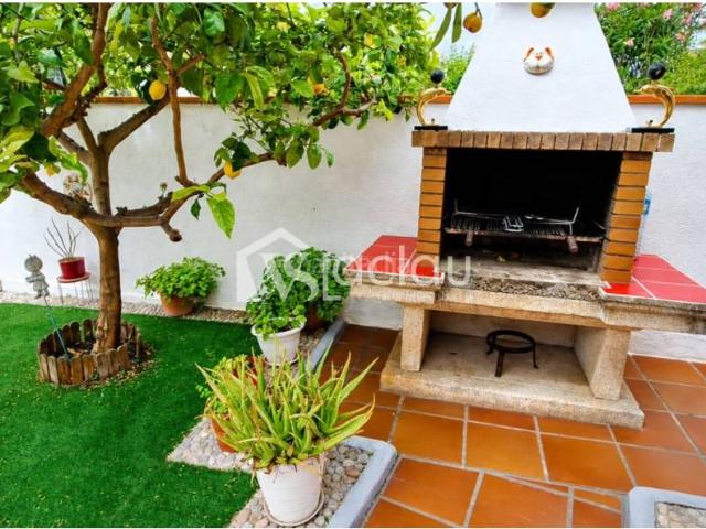 Casa en venta en Olesa de Montserrat. Casa con garaje para dos coches y patio. Casas Olesa de.