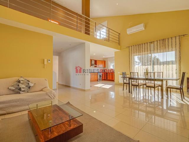 Casa en venta en Olivella. Chalet en perfecto estado en Les Colines. Casas.