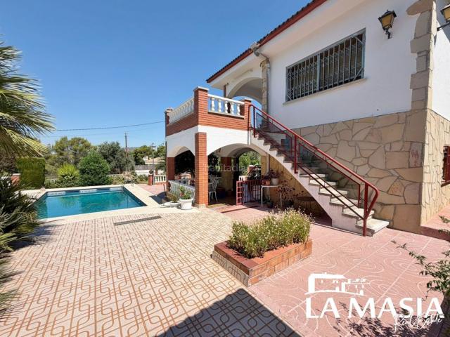 Casa en venta en Olivella. Precioso chalet con piscina. Casas.