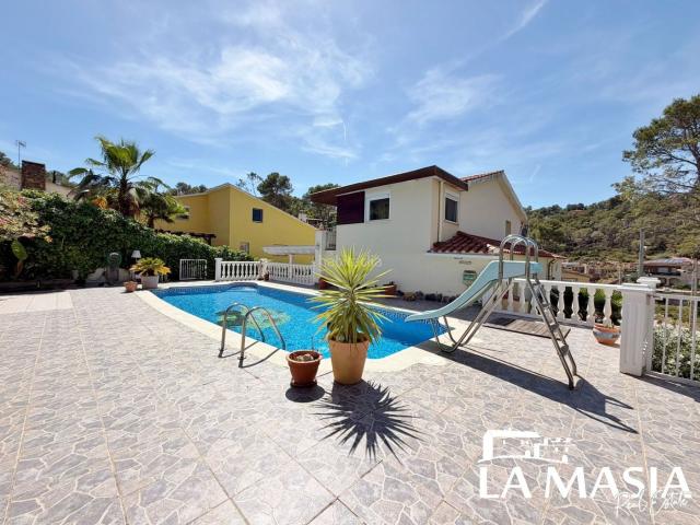 Casa en venta en Olivella. Vivienda piscina y licencia turística en Las Colinas, Olivella. Casas.