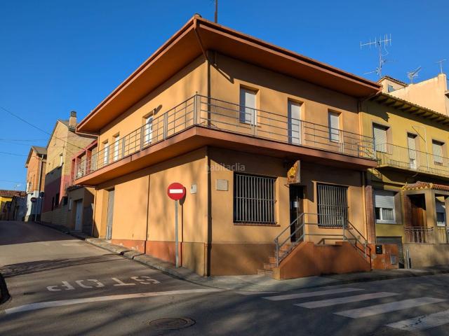 Casa en venta en Olot. Casa de dos pisos situada en una zona tranquil·la i molt assolellada. Casas.