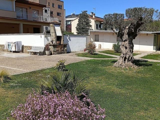 Chalet en venta en calle Hipòlit Lázaro, Olot, de 422 m² 6 habitaciones por 500.000