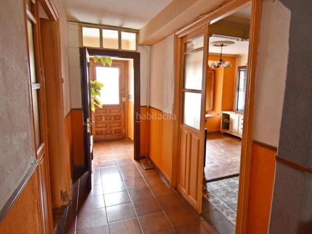Casa en venta en Olmedo. En una de las plazas emblemáticas frente al edificio de El Palacio del Caballero de Olmedo disponemos de este edificio en vent. Casas.
