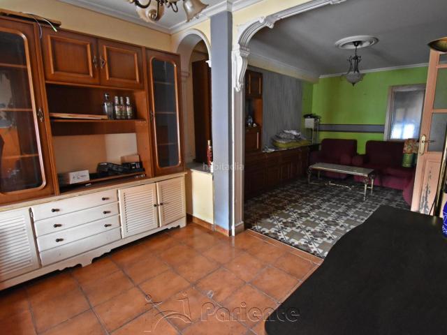 Casa en venta en Olmedo. En una de las plazas emblemáticas frente al edificio de El Palacio del Caballero de Olmedo disponemos de este edificio en vent. Casas.
