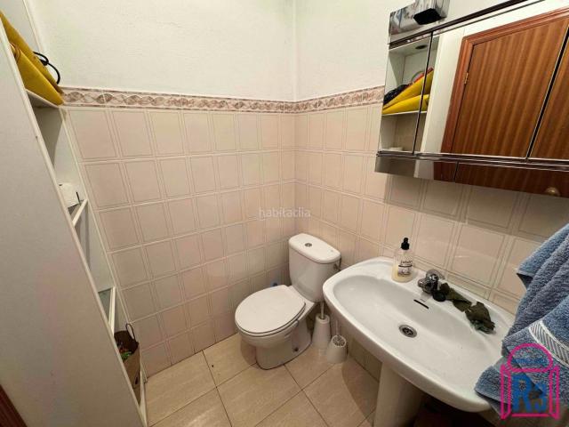 Casa en venta en Onzonilla. Amplia vivienda de 4 dormitorios con local nave de 400 m. Casas.