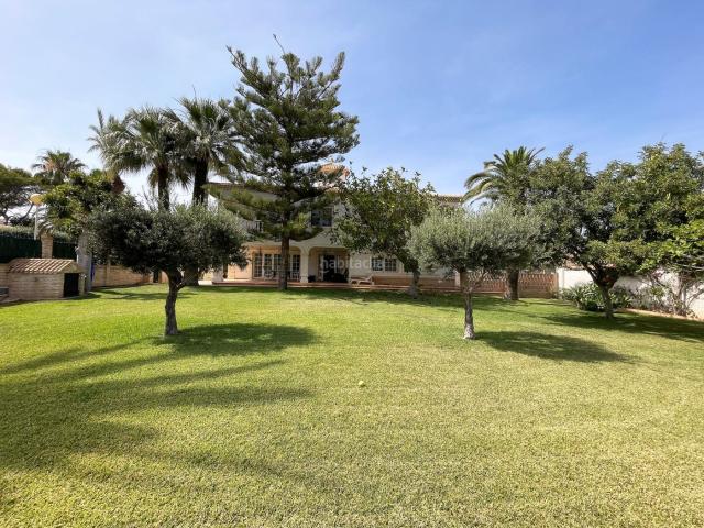 Casa en venta en Orihuela, Cabo Roig. En una de las direcciones más prestigiosas de la Costa Blanca se encuentra esta extraordinaria villa independiente, una residencia. Casas.