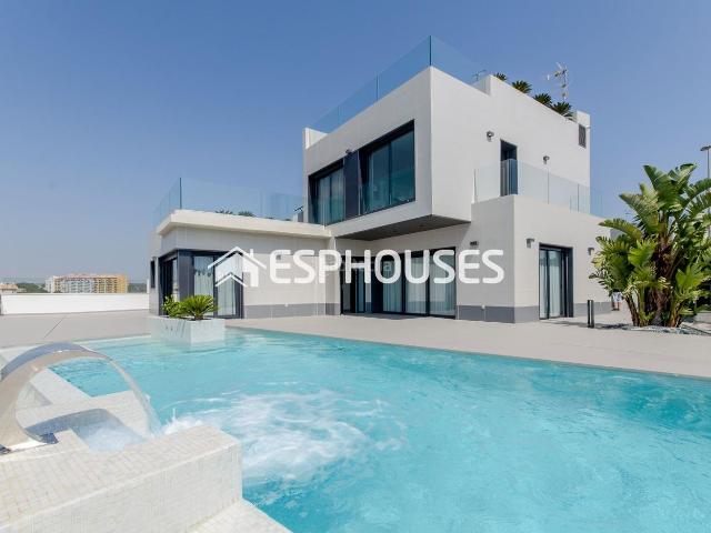 Casa en venta en Orihuela, Campoamor. Villa independiente de obra nueva con piscina privada en Dehesa de Campoamor. Casas.