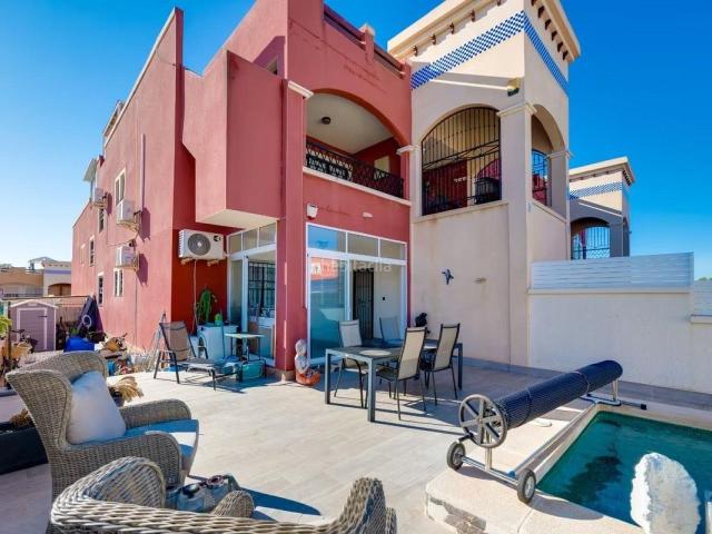 Casa en venta en Orihuela, La Florida. Este bungalow en La Florida, Orihuela Costa, con piscina privada y jardín de 150 m ofrece una oportunidad única para quienes busca. Casas.