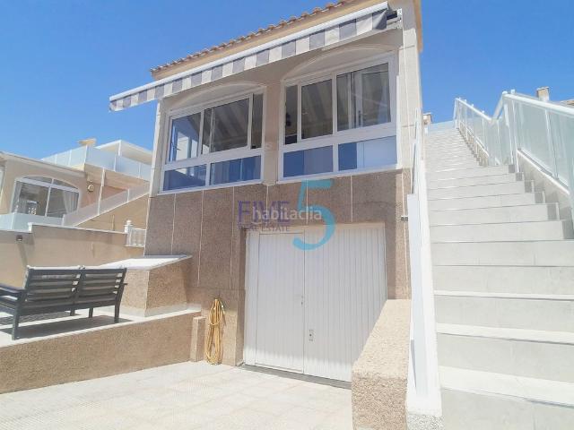 Casa en venta en Orihuela, La Florida. Fantástica villa independiente de 2 dormitorios y 1 baño, orientada al sur, con piscina privada, garaje y solárium privado en Urb. Casas.