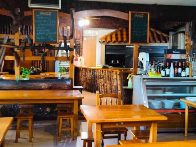 Casa en venta en Oroso. se vende restaurante totalmente equipado situado en una casa con parcela al pie de la N550. Casas.