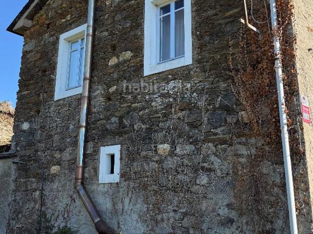Casa en venta en Ortigueira. Casa de piedra con finca ajardinada de 1.332 m², garaje y construcciones auxiliares. Casas.