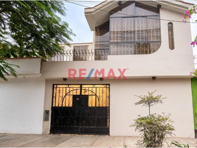 Casa En Venta En Ate – Frente A Parque | Amplia, Iluminada Y Excelente Ubicación