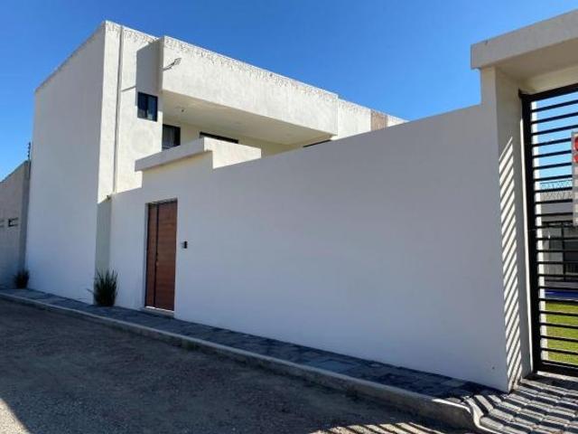 Casa en venta en Atlixco, a metros de la Aldea con alberca y 4 recámaras