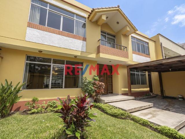 ¡Casa En Venta En Av. Higuereta – Surco!
