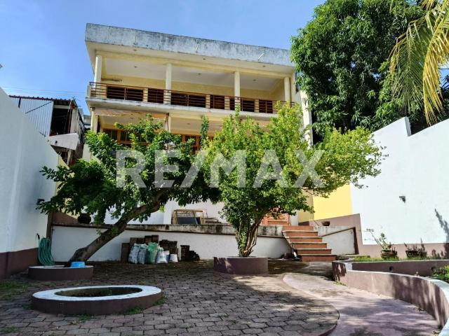 Amplia Casa de 4 Recámaras con Estudio en Santa Cruz Acapulco | $3.8 MDP Cerca de Escuelas y Comercios
