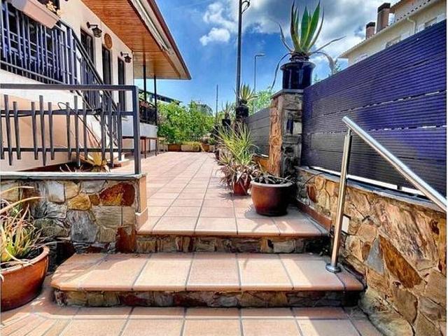 Casa en venta en avenida D'amèrica, Cerdanyola del Vallès, de 382 m² 5 habitaciones por 798.000