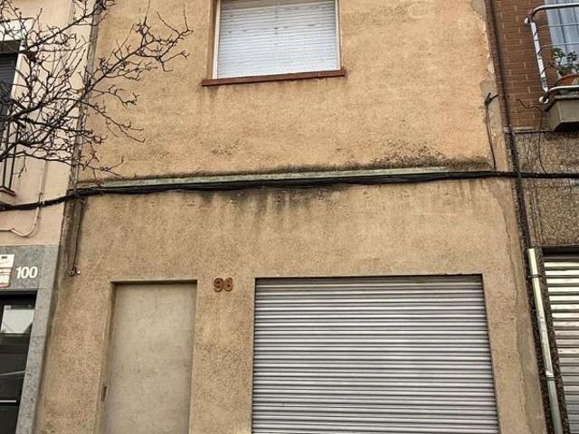 Casa en venta en calle Ample, Terrassa, de 105 m² 3 habitaciones por 300.000