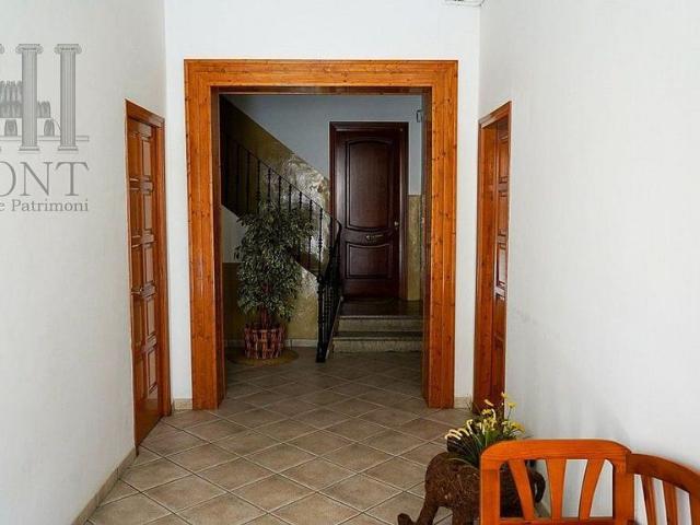 Casa en venta en avenida De Les Comarques Catalanes, Móra d´Ebre, de 600 m² 12 habitaciones por 530.000