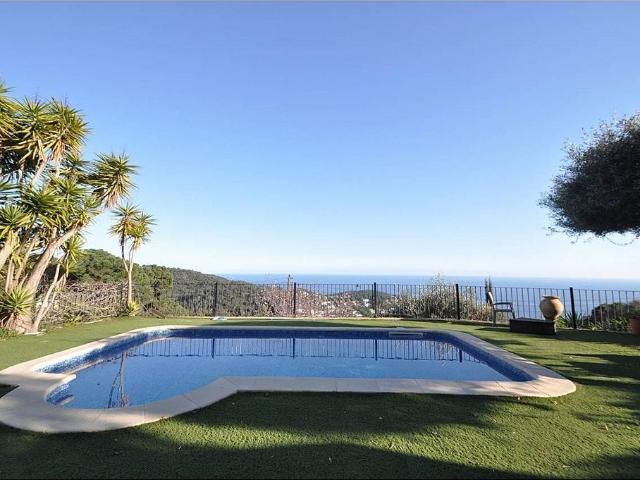 Casa en venta en avenida Dels Arbres, Lloret de Mar, de 220 m² 6 habitaciones por 750.000