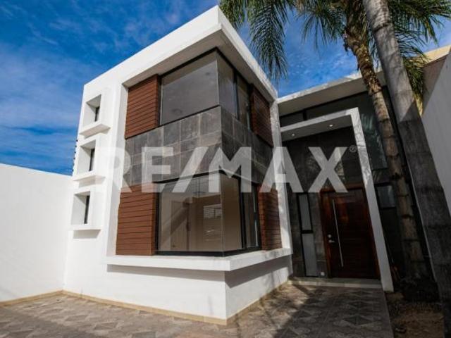 Casa en venta en avenida principal de la colonia Guillermina 4
